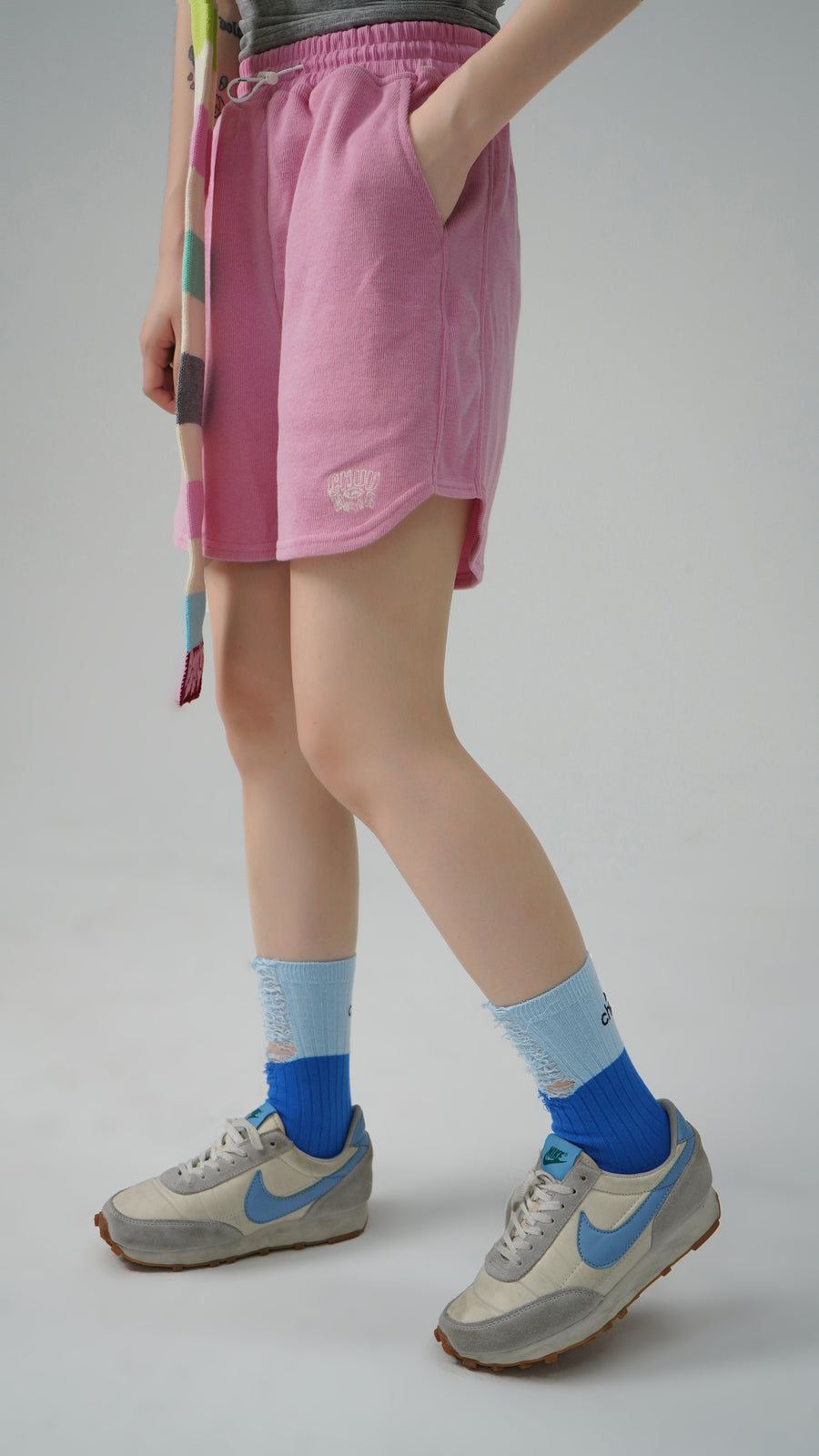 CHUU Cherry Color Distressed High Socks