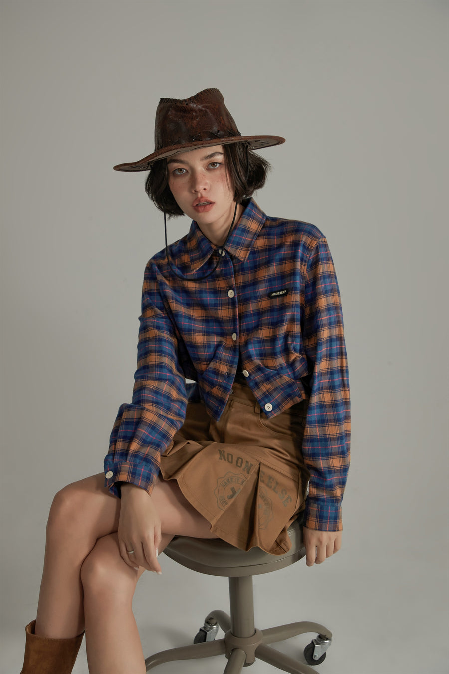 CHUU Side Slits Check Crop Shirt