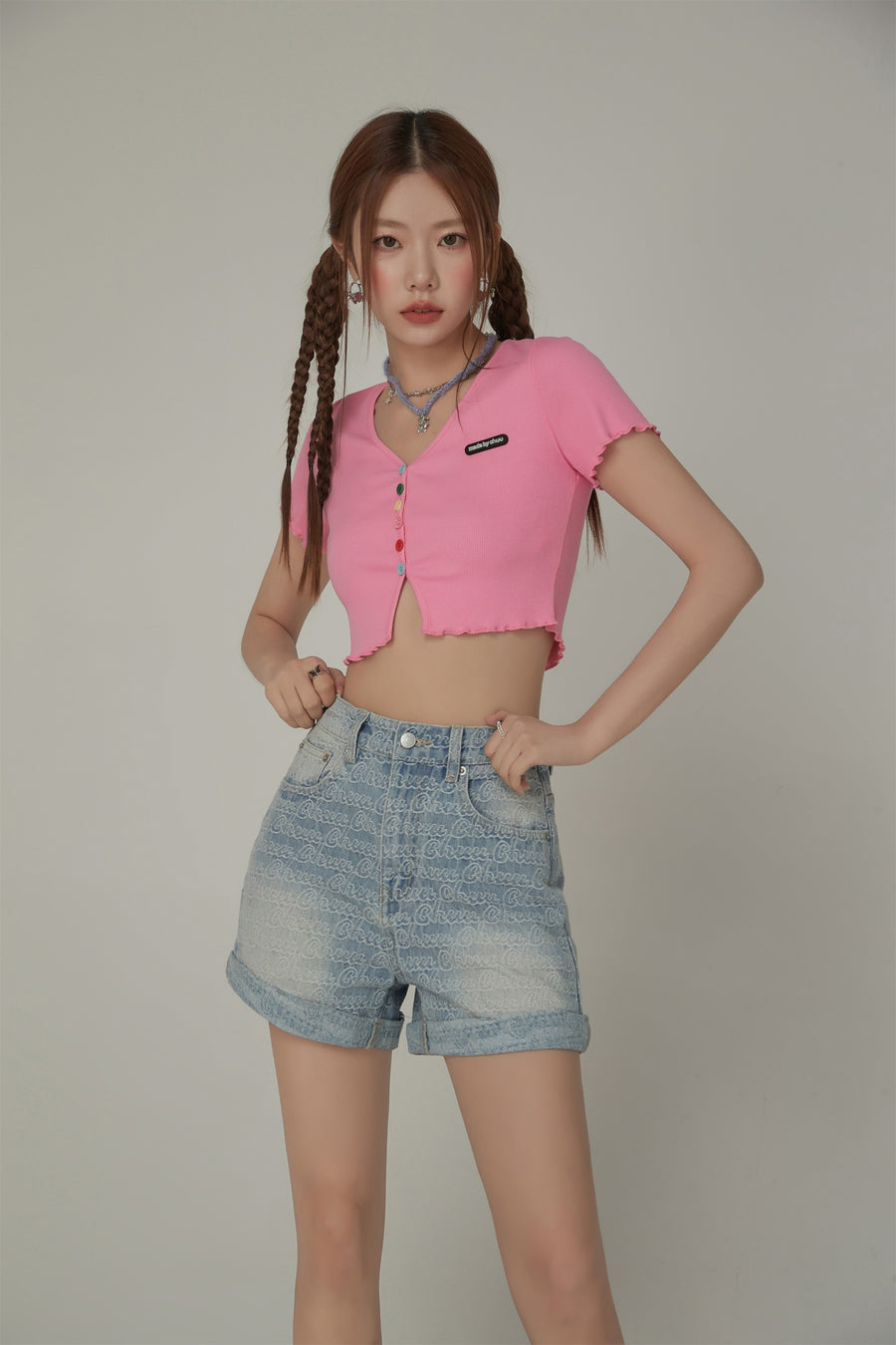 CHUU Rainbow Button Raw Hem Cropped T-Shirt