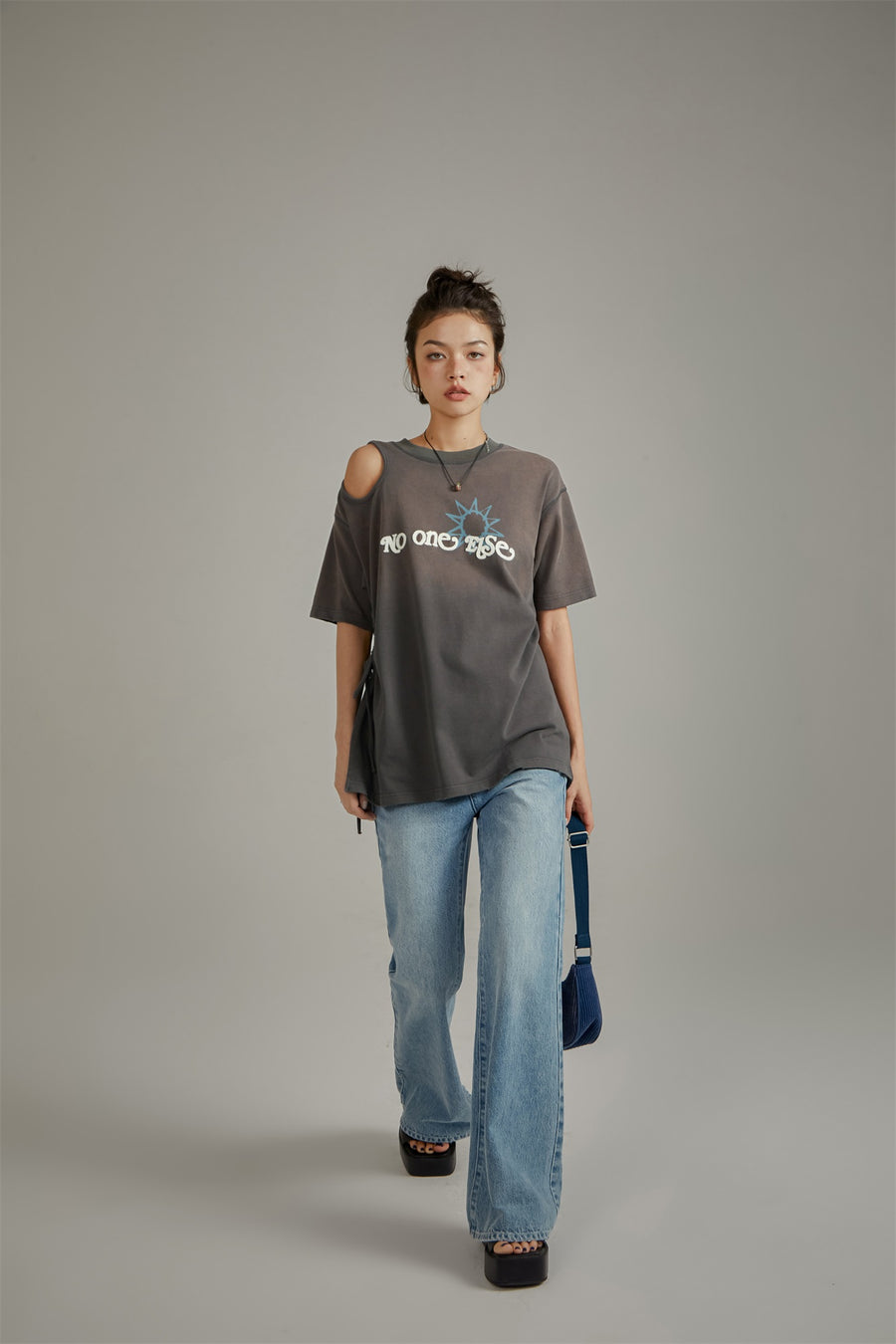 CHUU Off The Shoulder Logo Side Slit T-Shirt