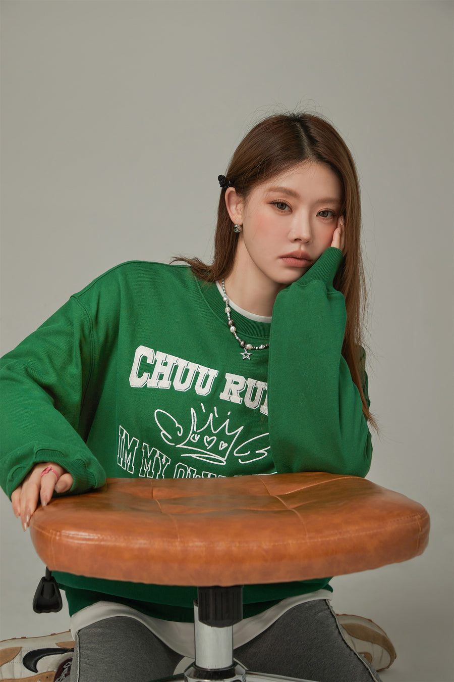 CHUU Be My Own Queen Lettering Loose Fit Sweatshirt