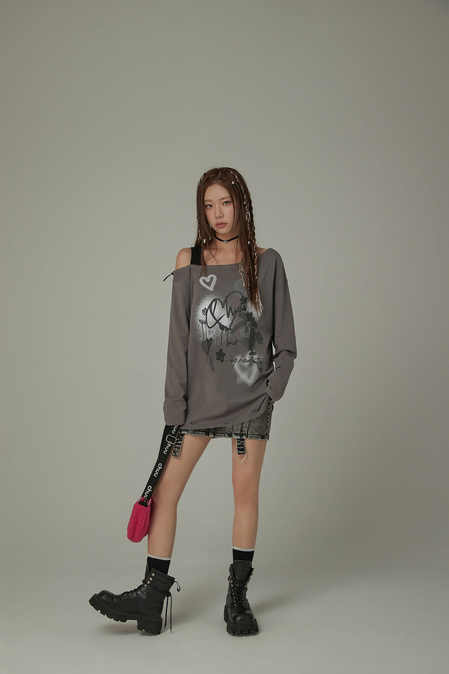 CHUU Heart Logo One Shoulder Long Sleeve T-Shirt