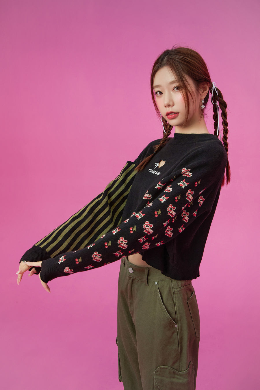 CHUU Heart Cutout Two Patterns Knit Sweater