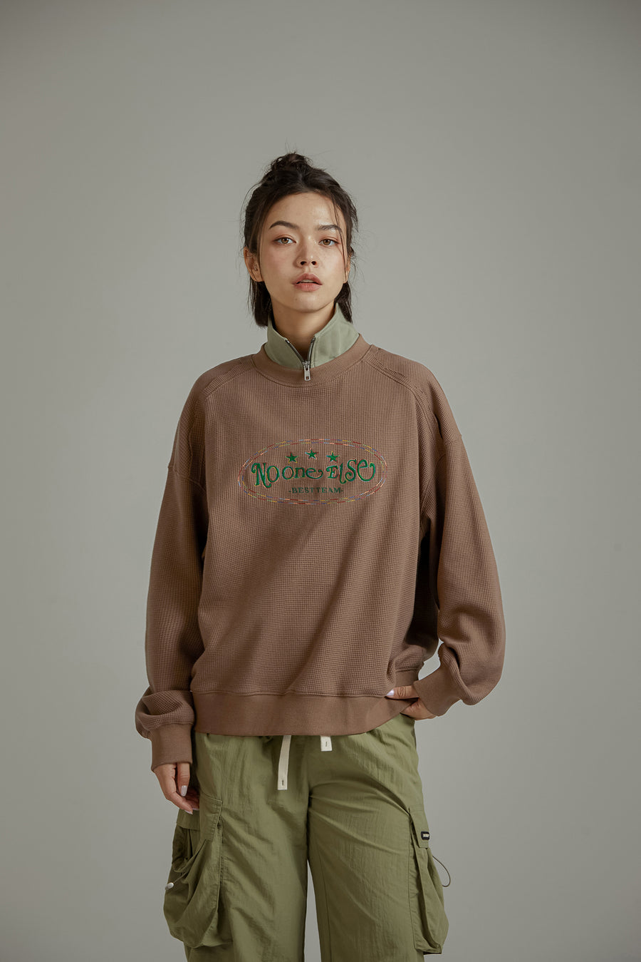 CHUU Color Embroidery Waffle Logo Sweatshirt