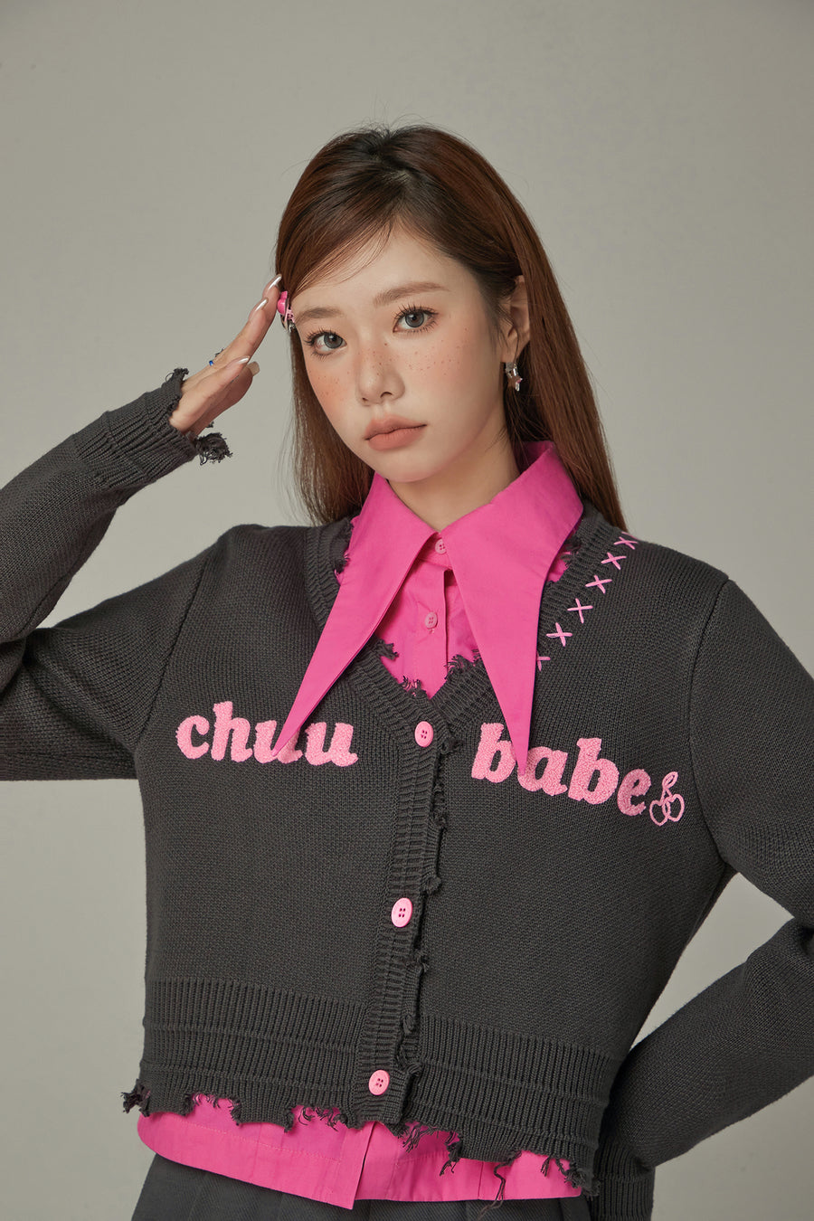 CHUU Logo Distressed Colored Knit Cardigan