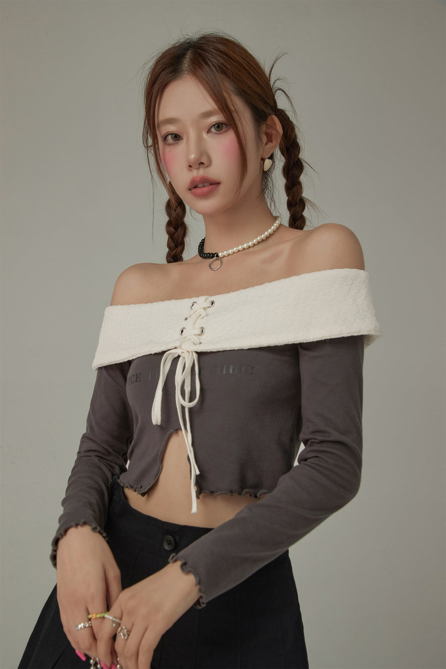 CHUU Off The Shoulder Frilly Lace Up Top