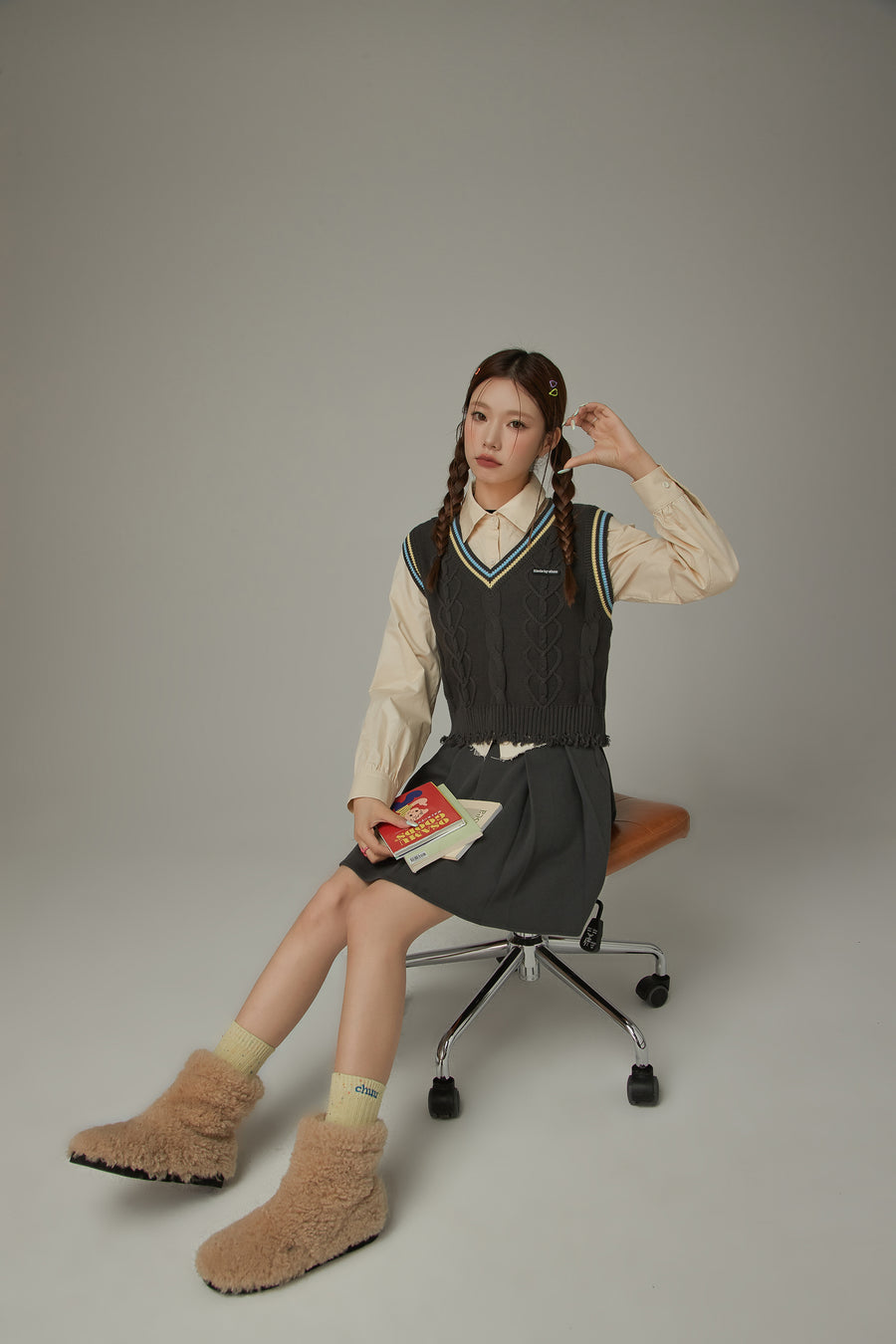 CHUU Heart Twist Knit Sweater Vest