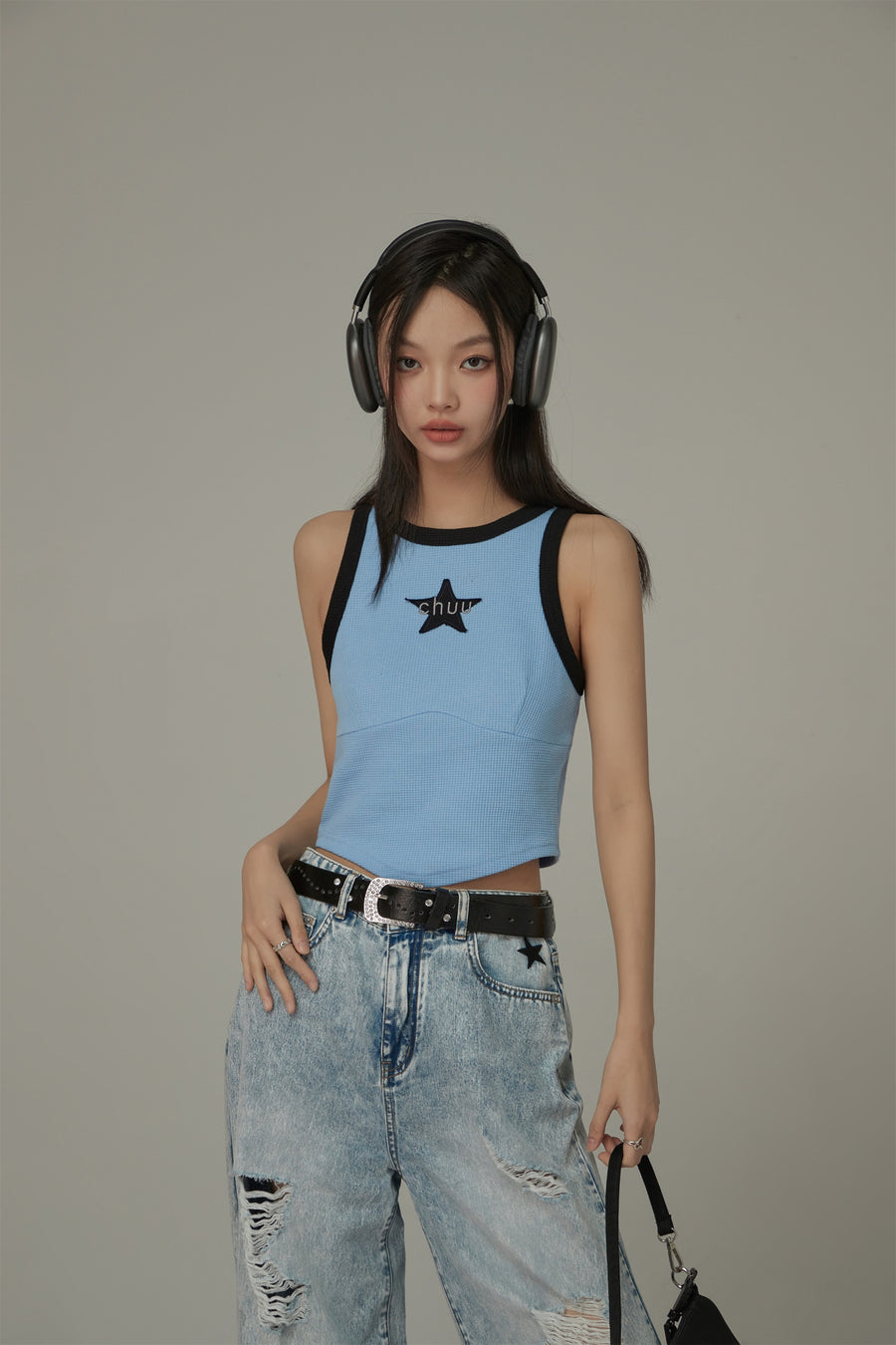 CHUU Chuu Star Center Line-Colored Sleeveless Semi Crop T-Shirt