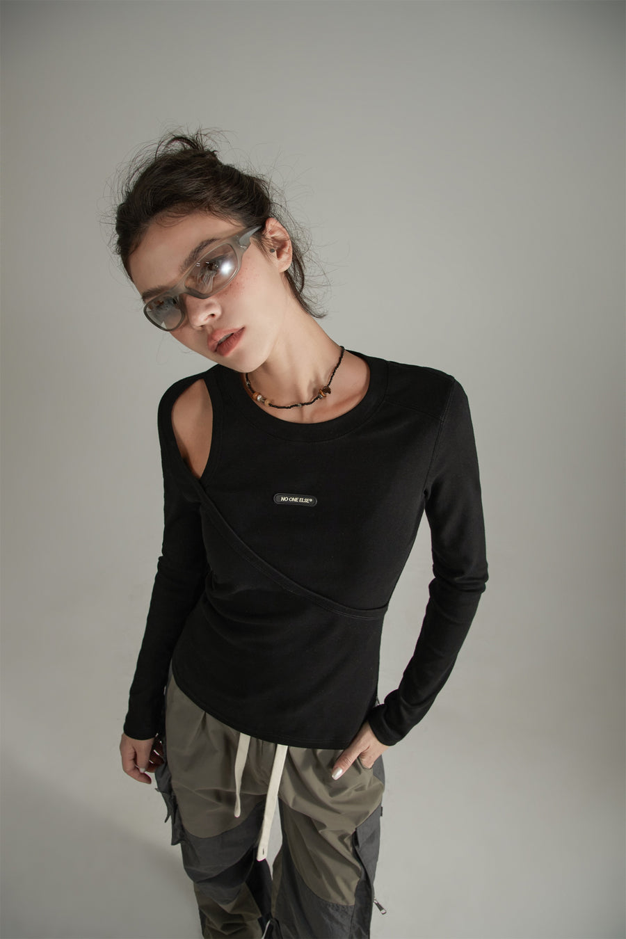 CHUU Layered Open Shoulder Simple T-Shirt