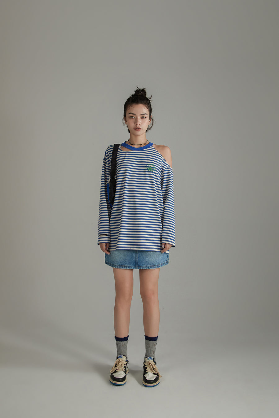 CHUU Color One Open Shoulder Stripe T-Shirt