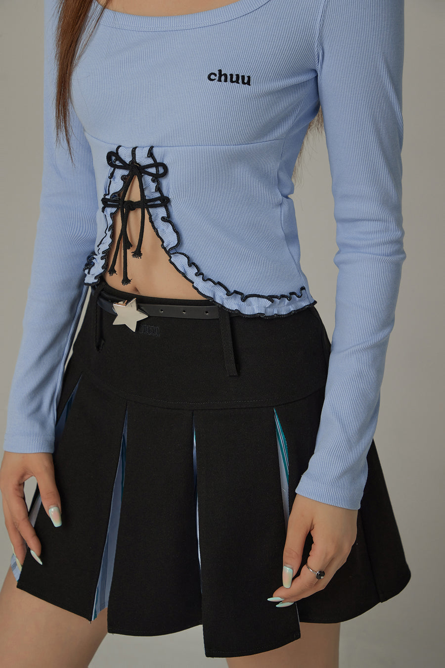 CHUU Ruffle Bow Lace Up Logo Slim Cropped T-Shirt