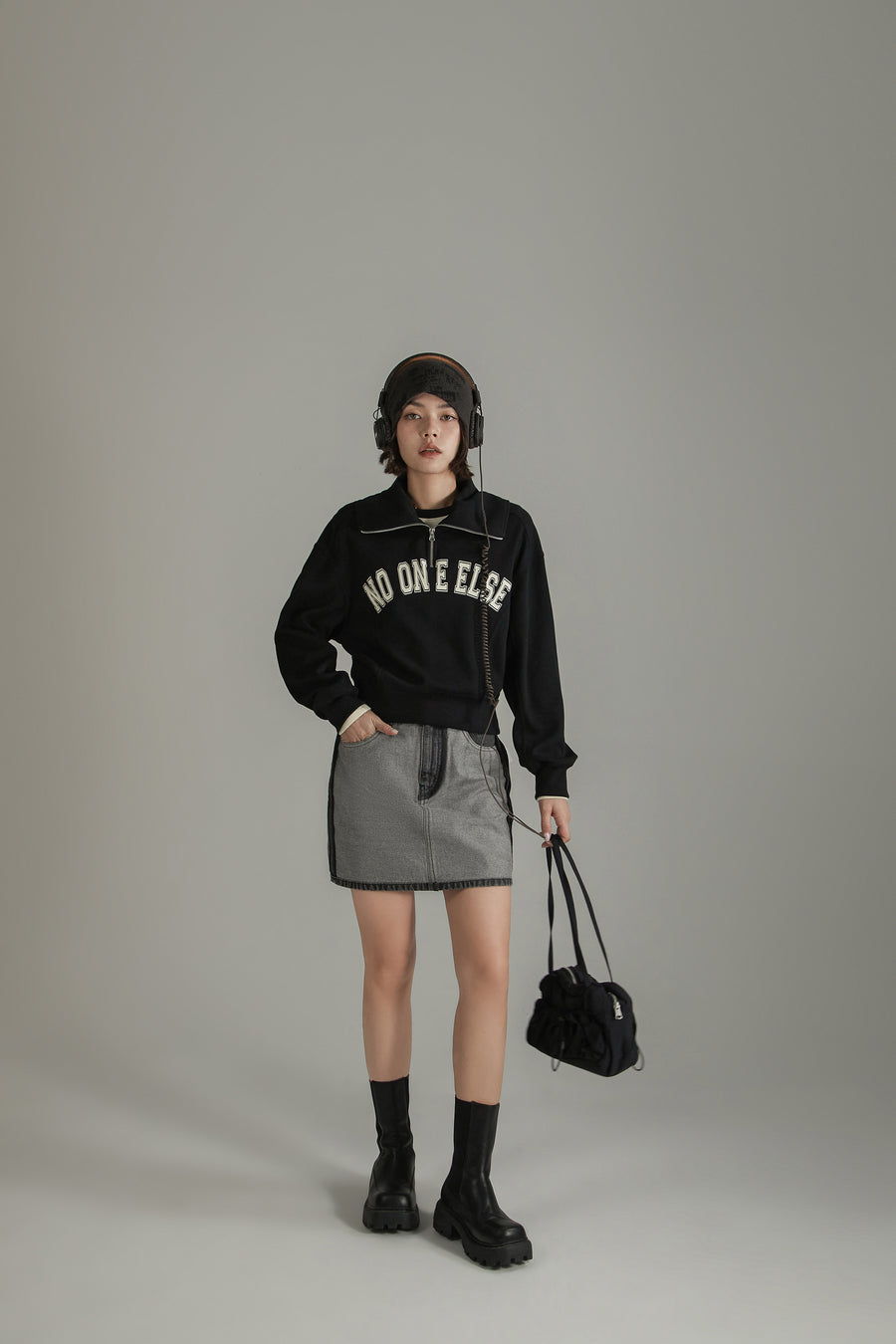 CHUU Logo Half Zip-Up High Neck Sweatshirt