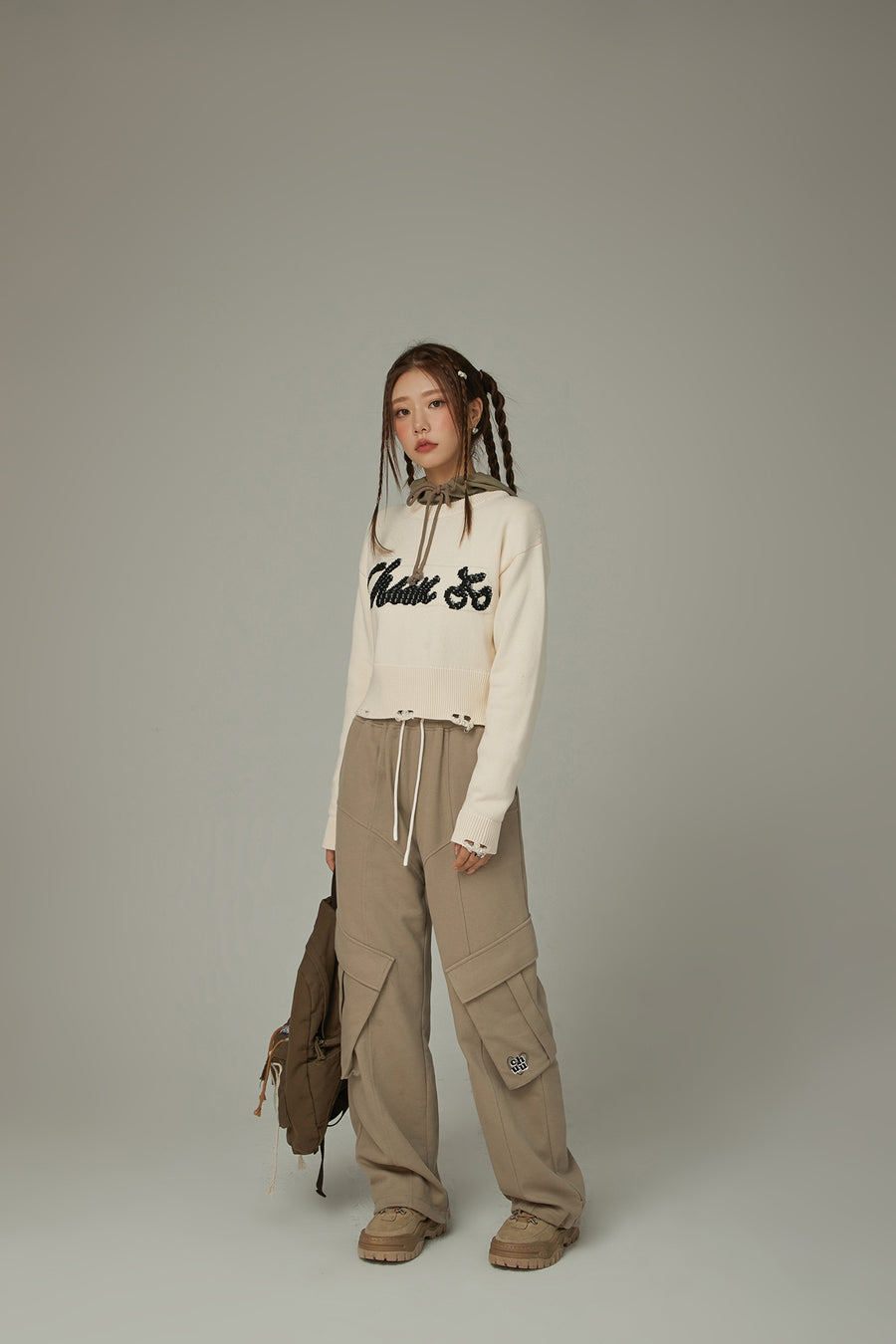 CHUU Distressed Lettering Crop Knit Sweater