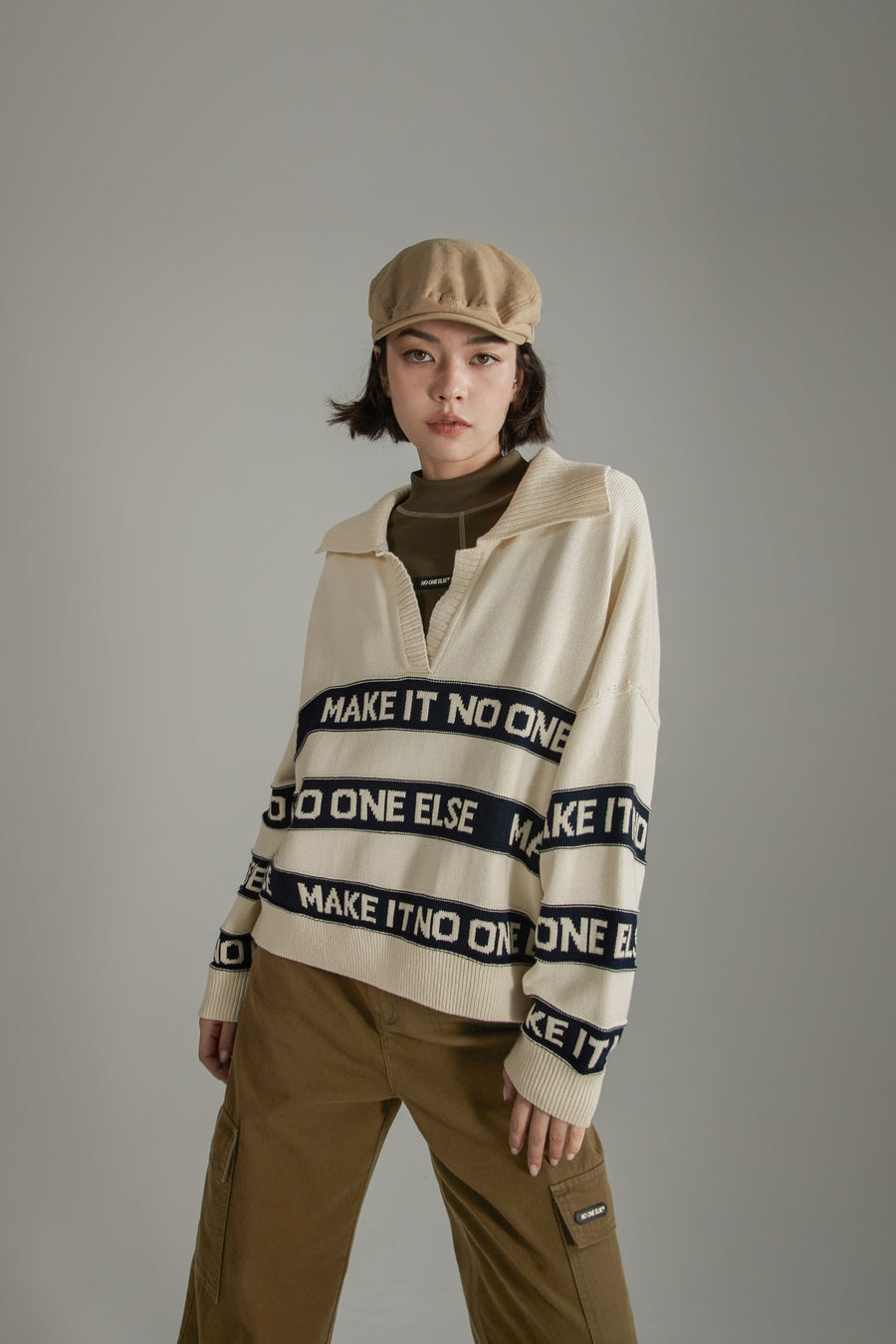 CHUU Open Collar Lettering Knit Sweatshirt