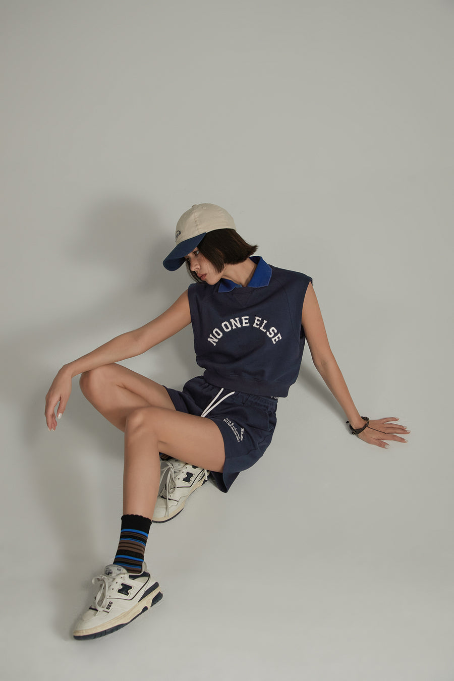 CHUU Noe Logo Cropped Sleeveless Sweatshirt