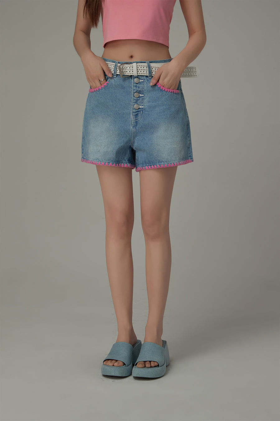 CHUU Color Line Button Denim Shorts