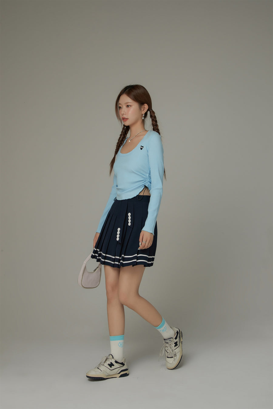 CHUU Heart Embroidered Shirring Color Top