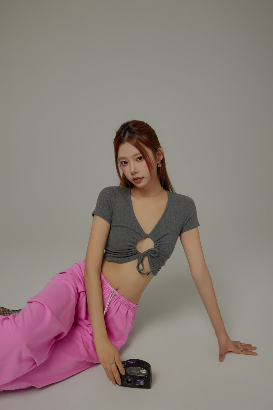 CHUU Front Keyhole String V-Neck Cropped Top