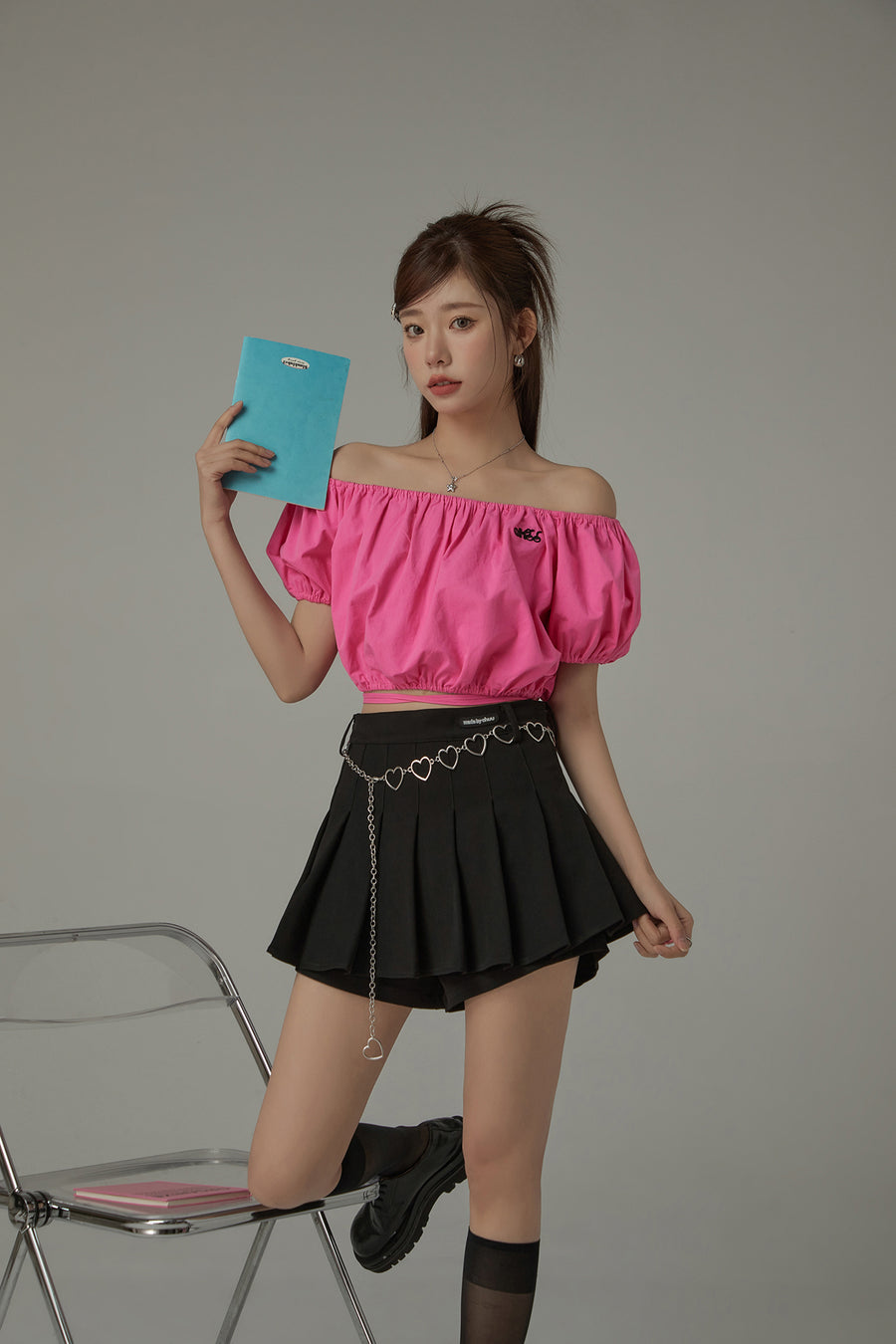 CHUU Off The Shoulder Puffy Cropped Tie Blouse