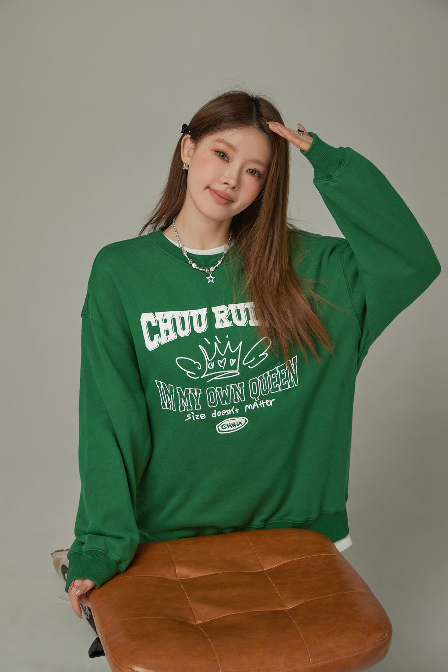 CHUU Be My Own Queen Lettering Loose Fit Sweatshirt