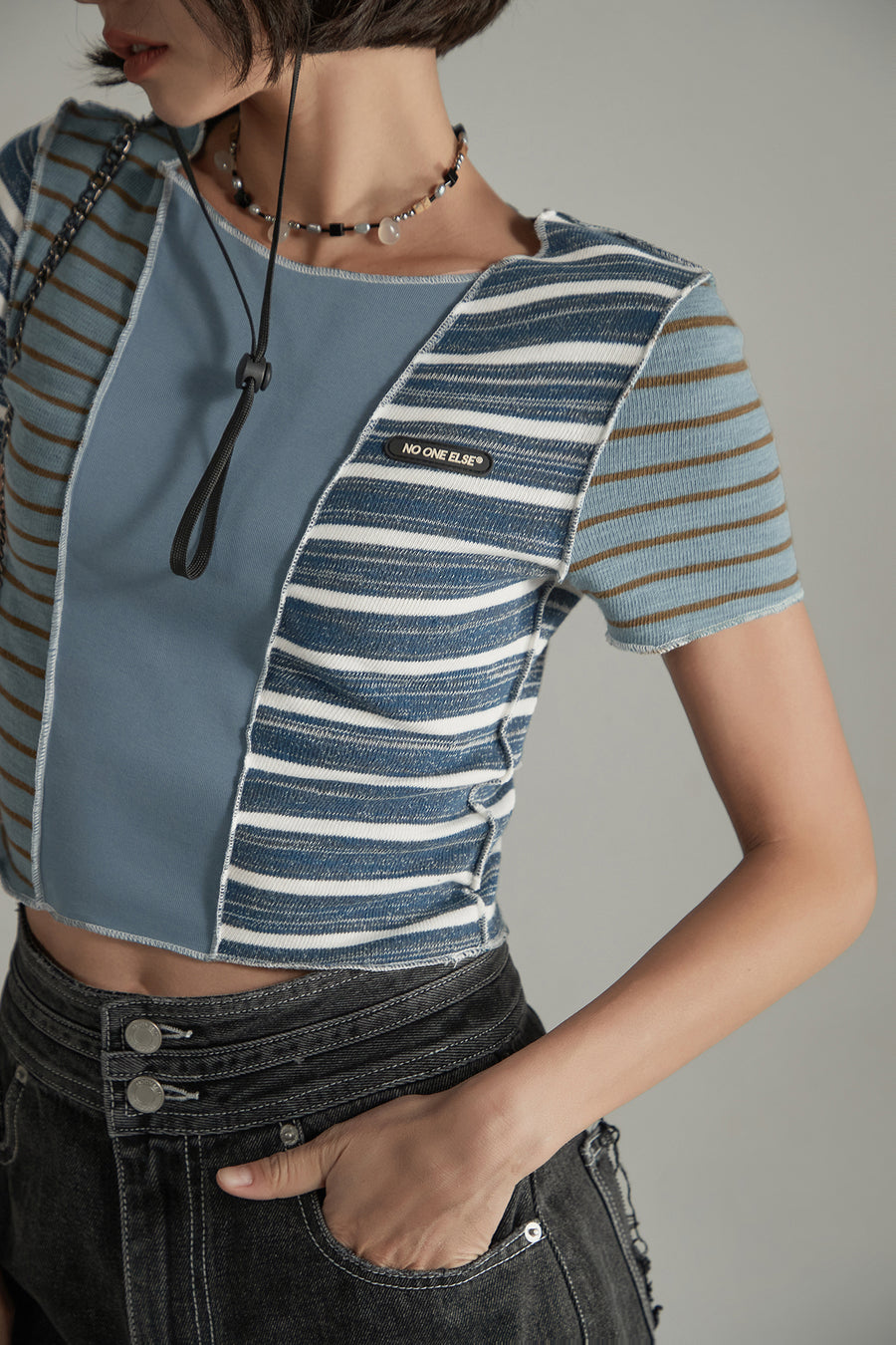 CHUU Contrast Striped Slim Cropped T-Shirt