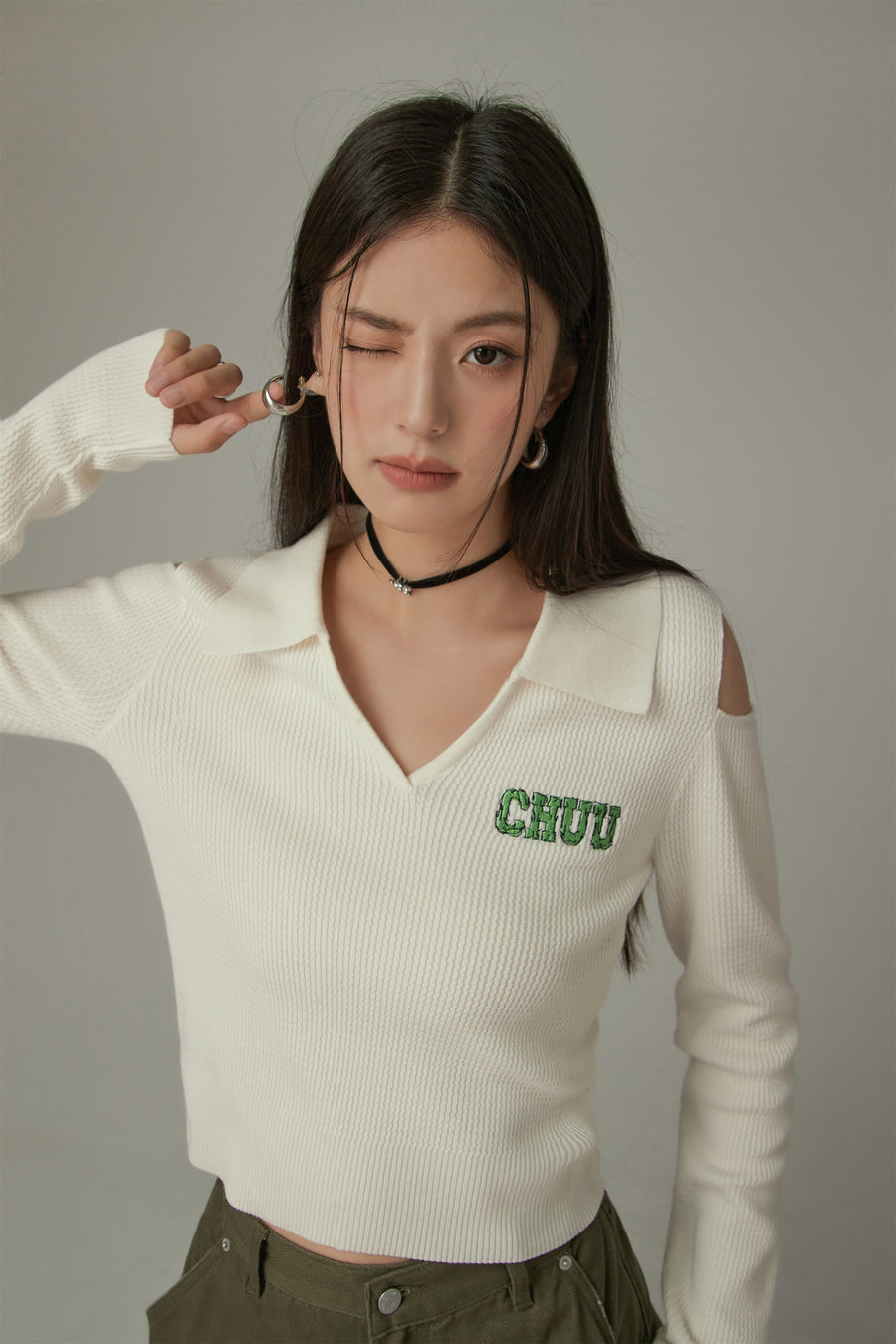 CHUU Logo V-Neck Open Shoulder Top