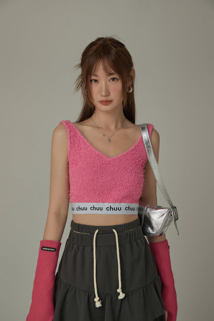 CHUU V-Neck Fuzzy Color Scheme Sleeveless Crop Top