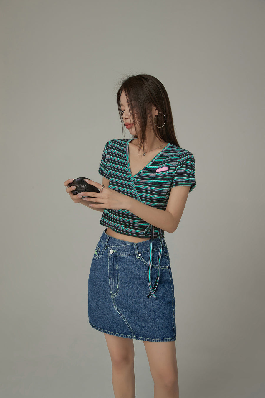 CHUU Asymmetrical Button Daily Denim Mini Skirt