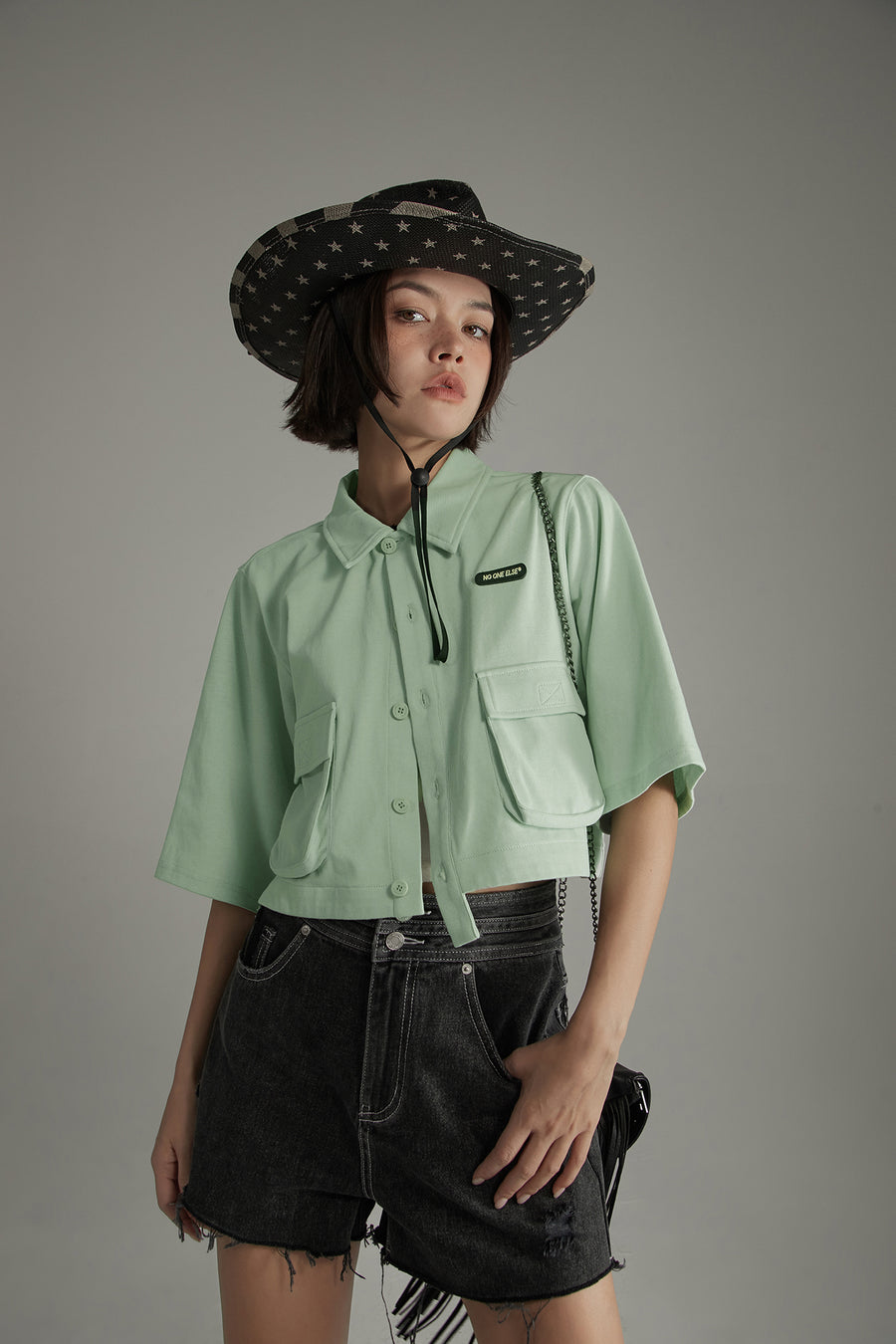 CHUU Low Pocket Cropped Shirt