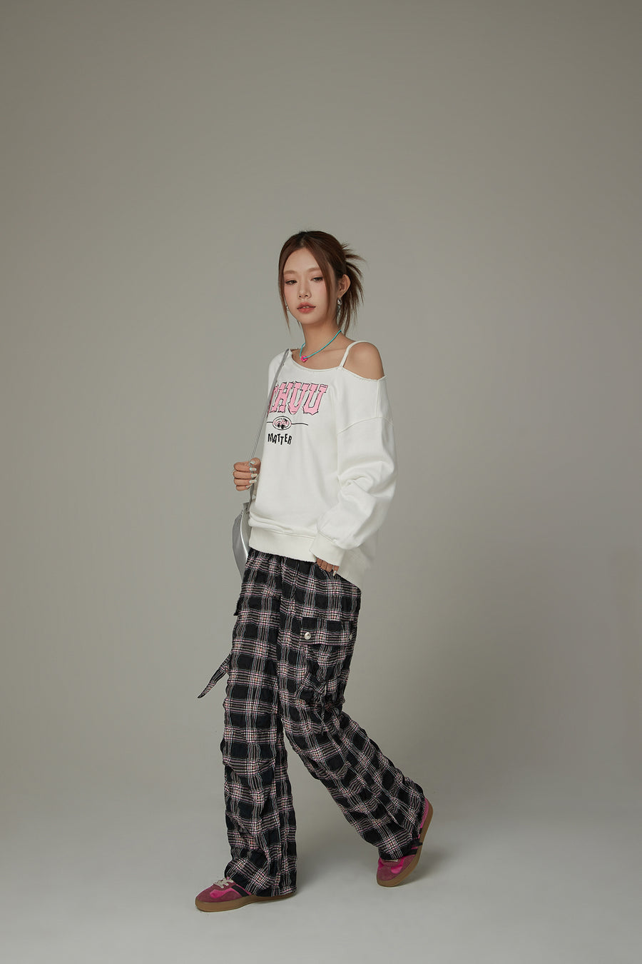 CHUU Logo One Shoulder Loose Fit Sweatshirt