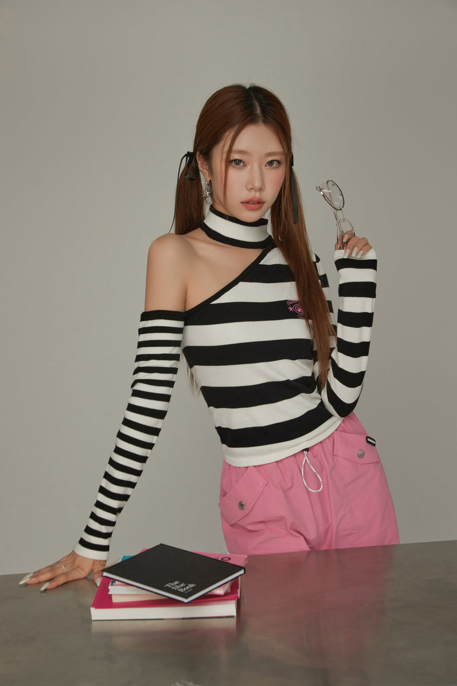 CHUU One Shoulder Choker Stripe Knit Top