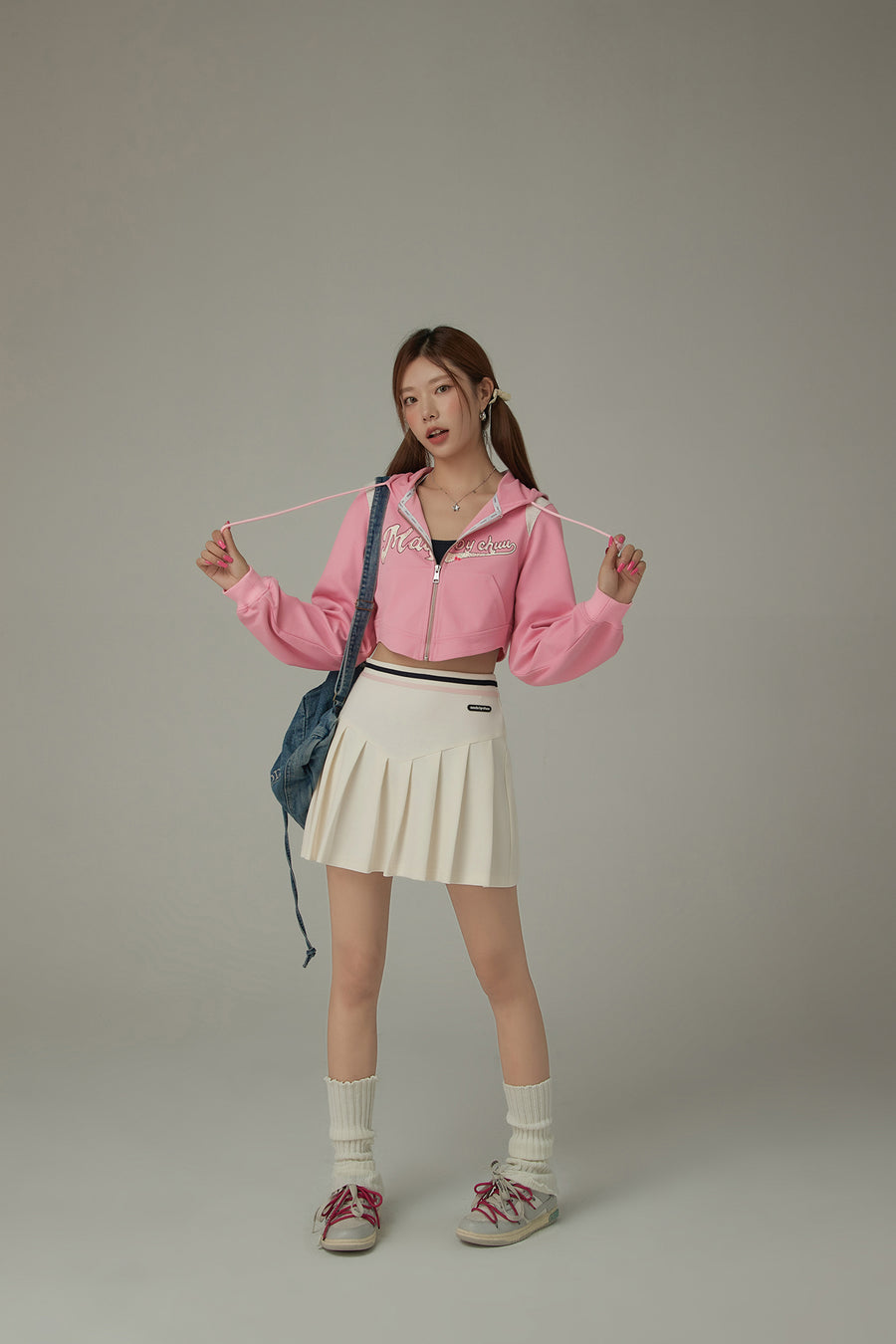 CHUU Lettering Cropped Sporty Zip-Up Hoodie