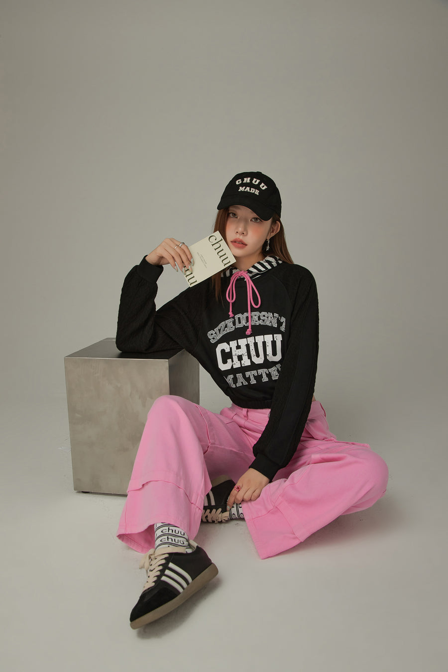 CHUU Size Doesnt Matter Lettering Crop Sweatshirt