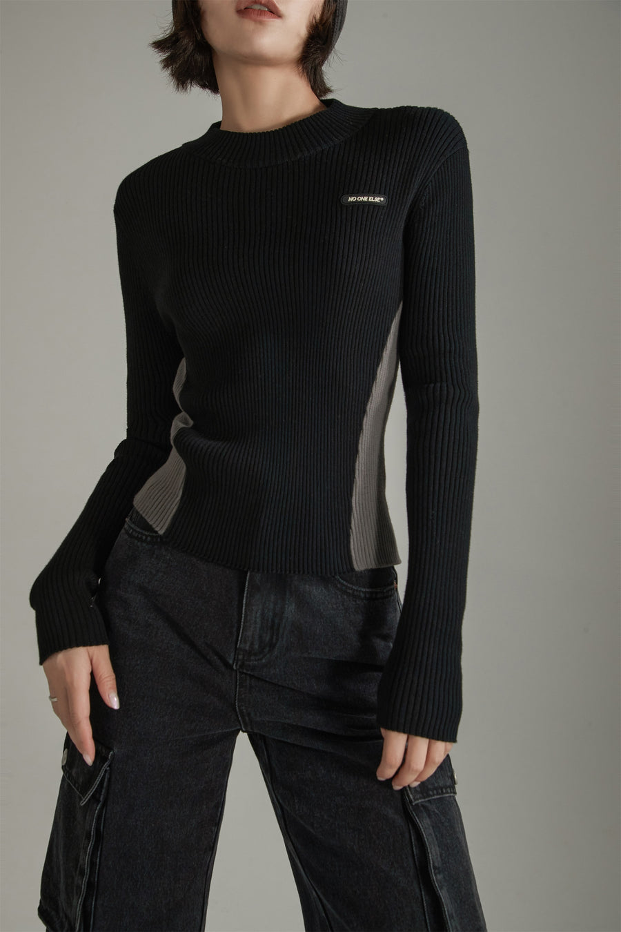 CHUU Two Toned Slim Knit Sweater