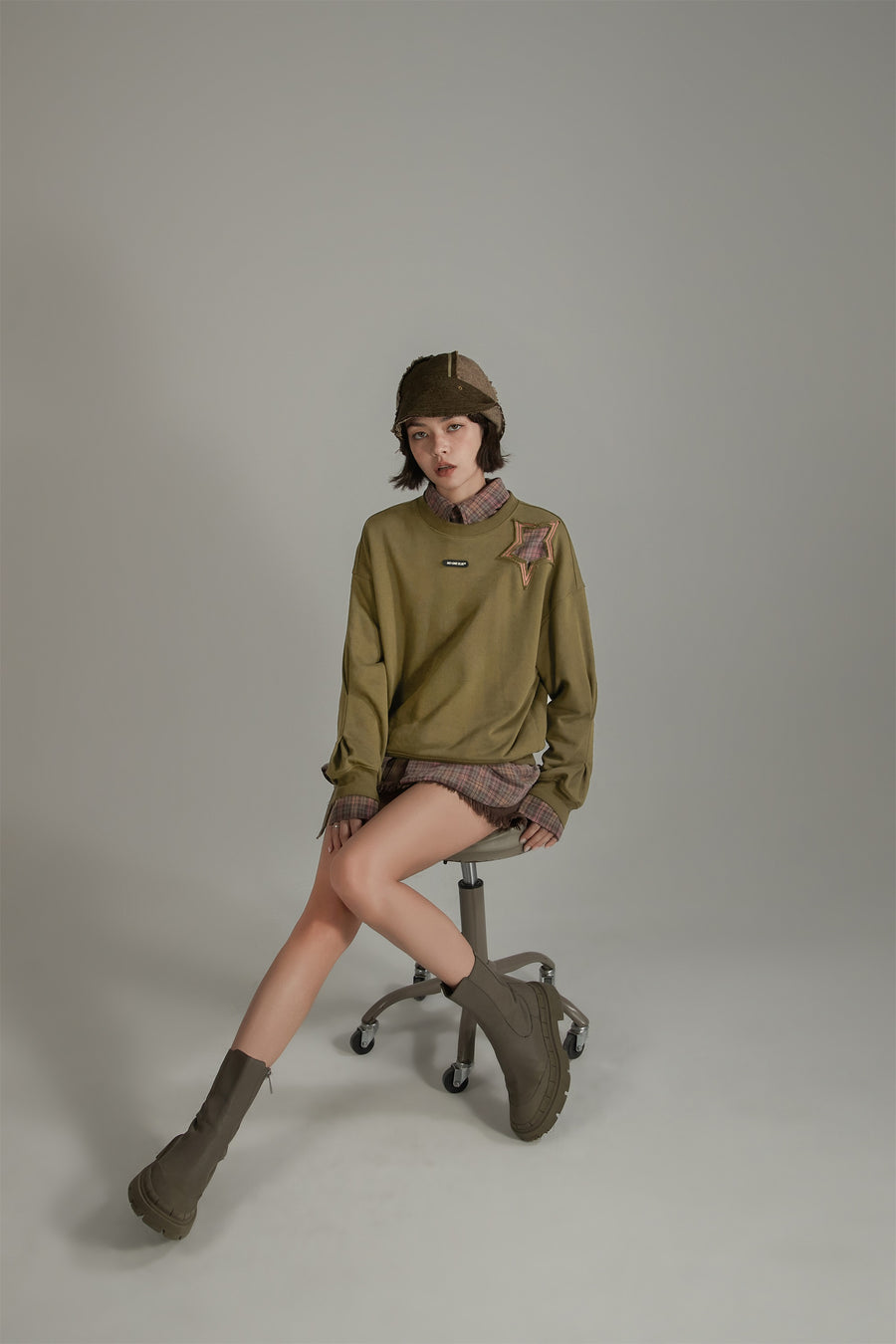 CHUU Star Boxy Simple Sweatshirt