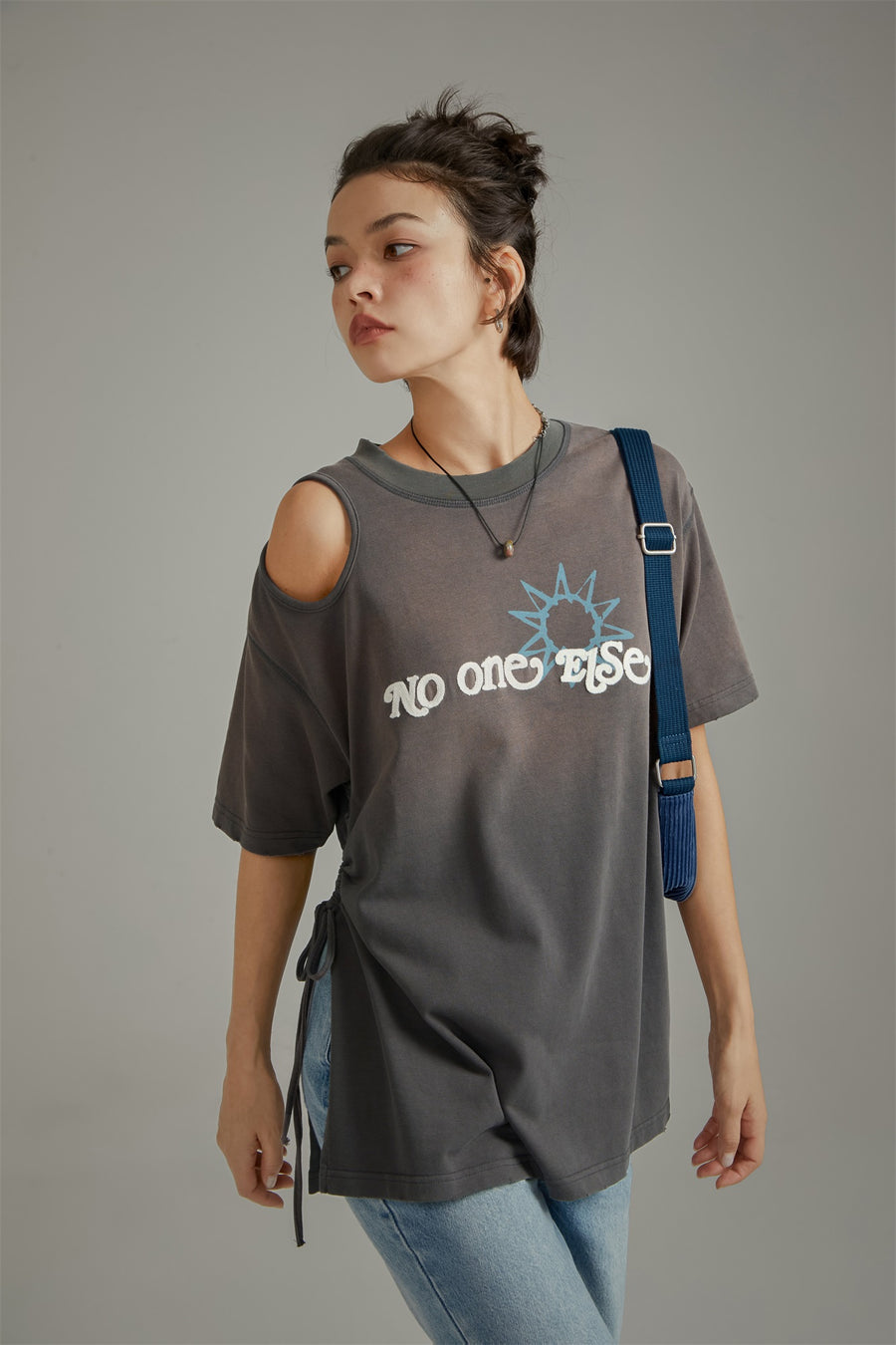 CHUU Off The Shoulder Logo Side Slit T-Shirt