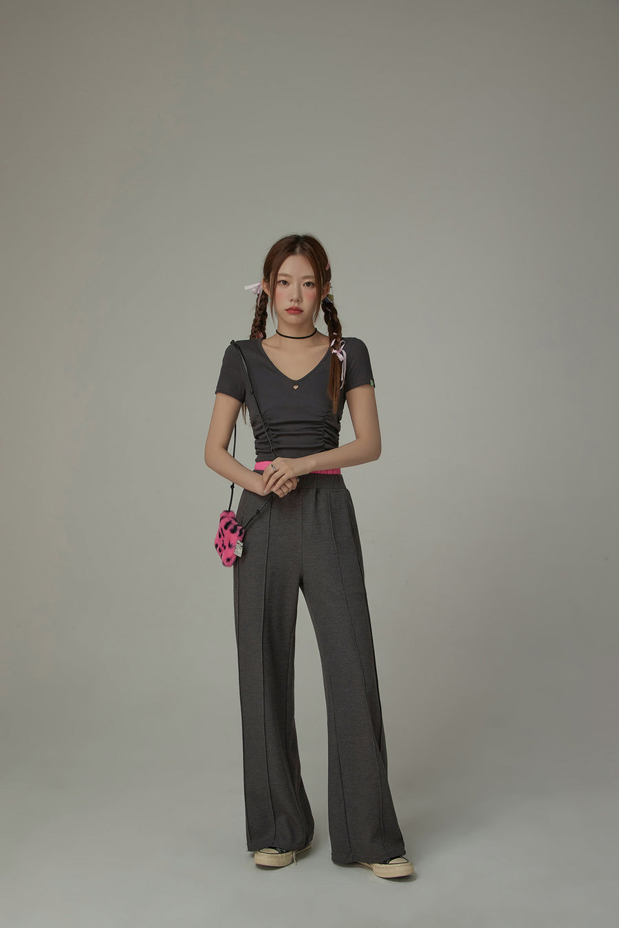 CHUU Color V-Neck Heart Keyhole Shirring Crop T-Shirt