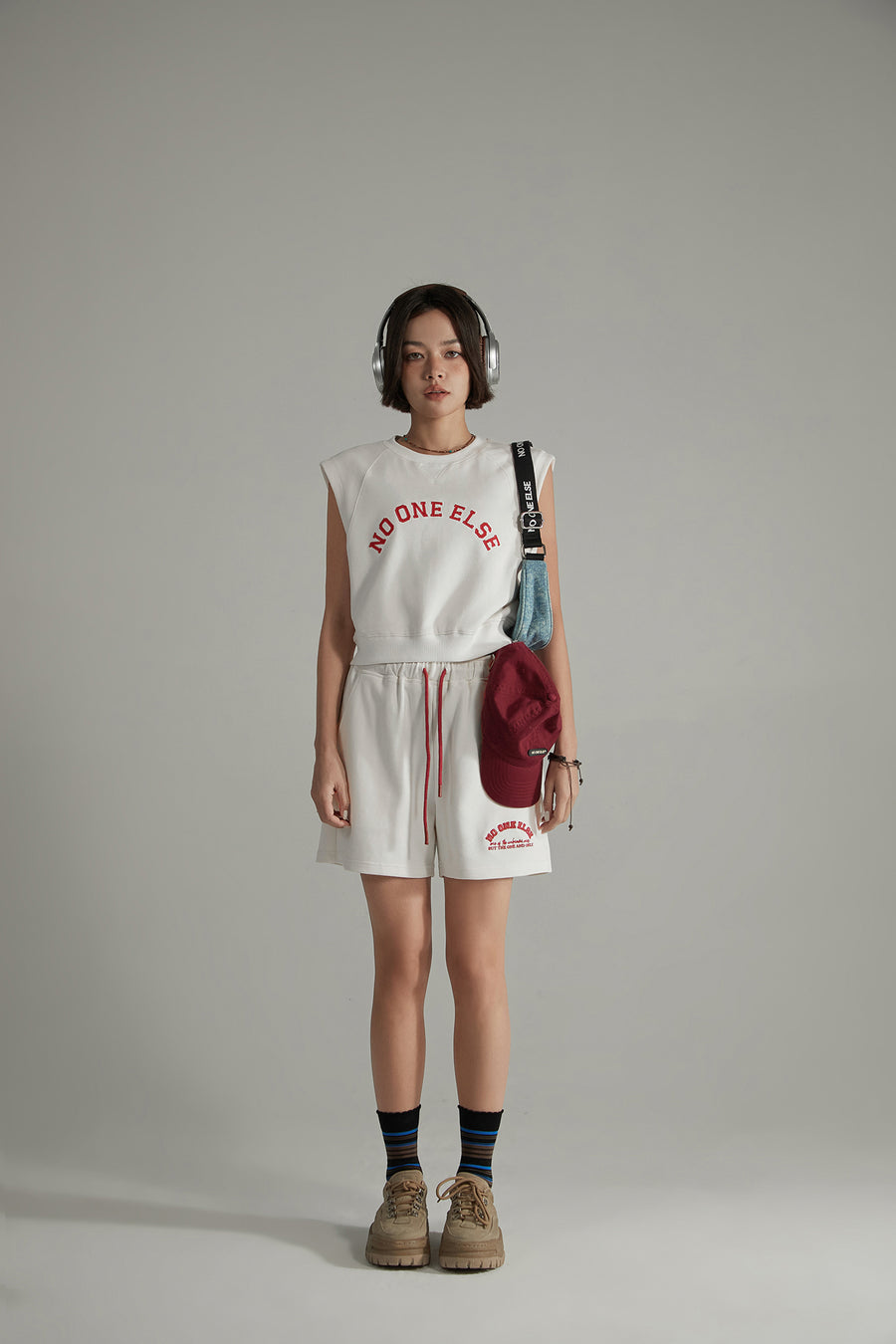 CHUU Noe Logo Cropped Sleeveless Sweatshirt