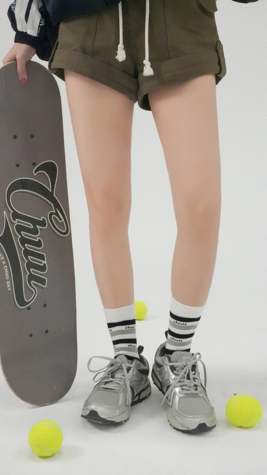 CHUU Two Toned Striped Chuu Lettering High Socks