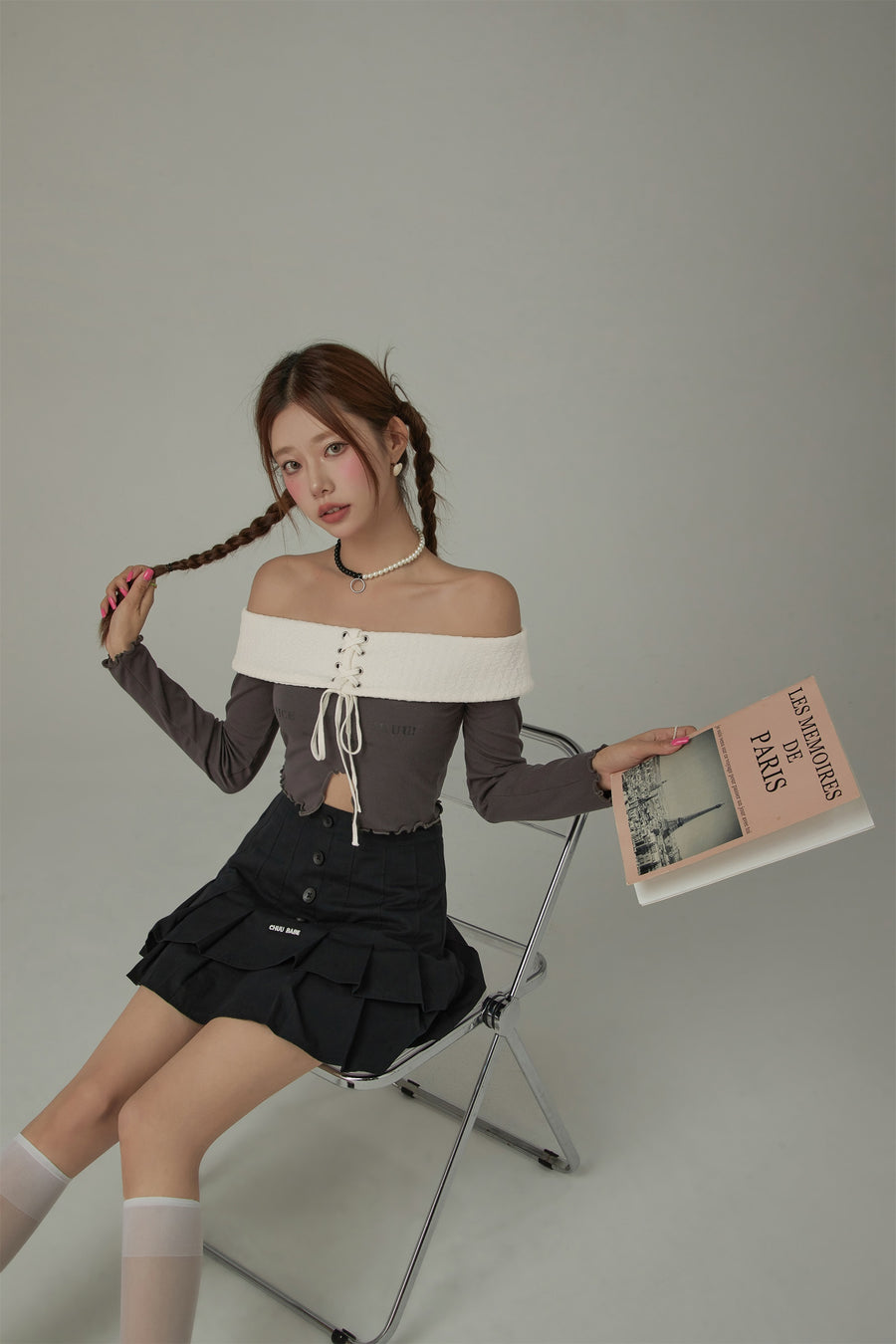 CHUU Off The Shoulder Frilly Lace Up Top