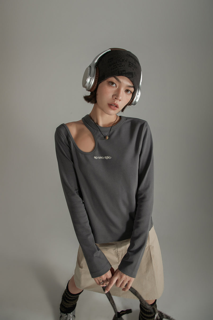 CHUU Open Shoulder Logo T-Shirt