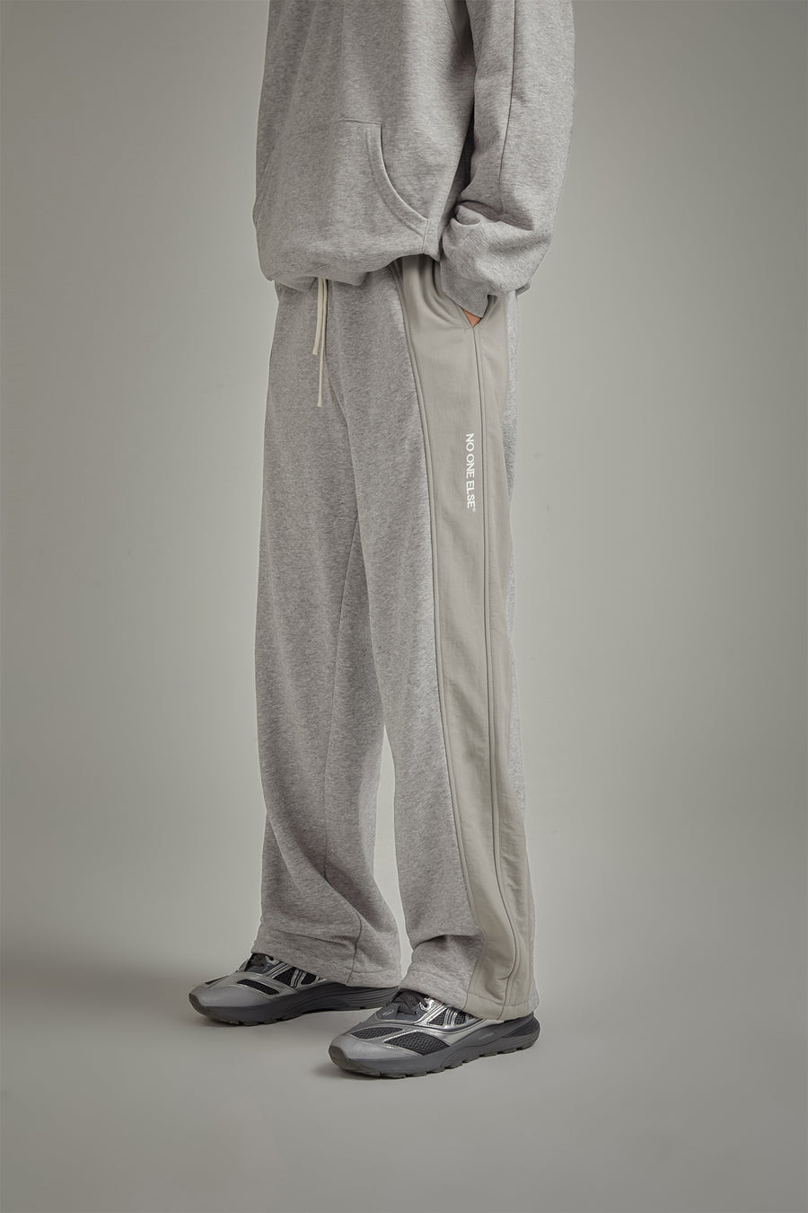 CHUU Two Toned String Wide Sweatpants