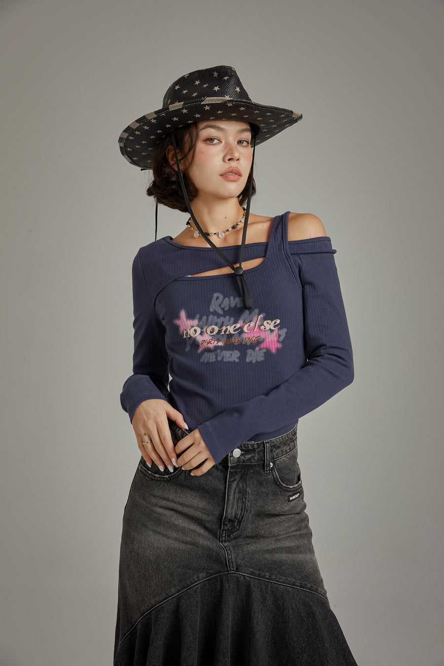 CHUU Lettering Rave Open Shoulder Layered T-Shirt