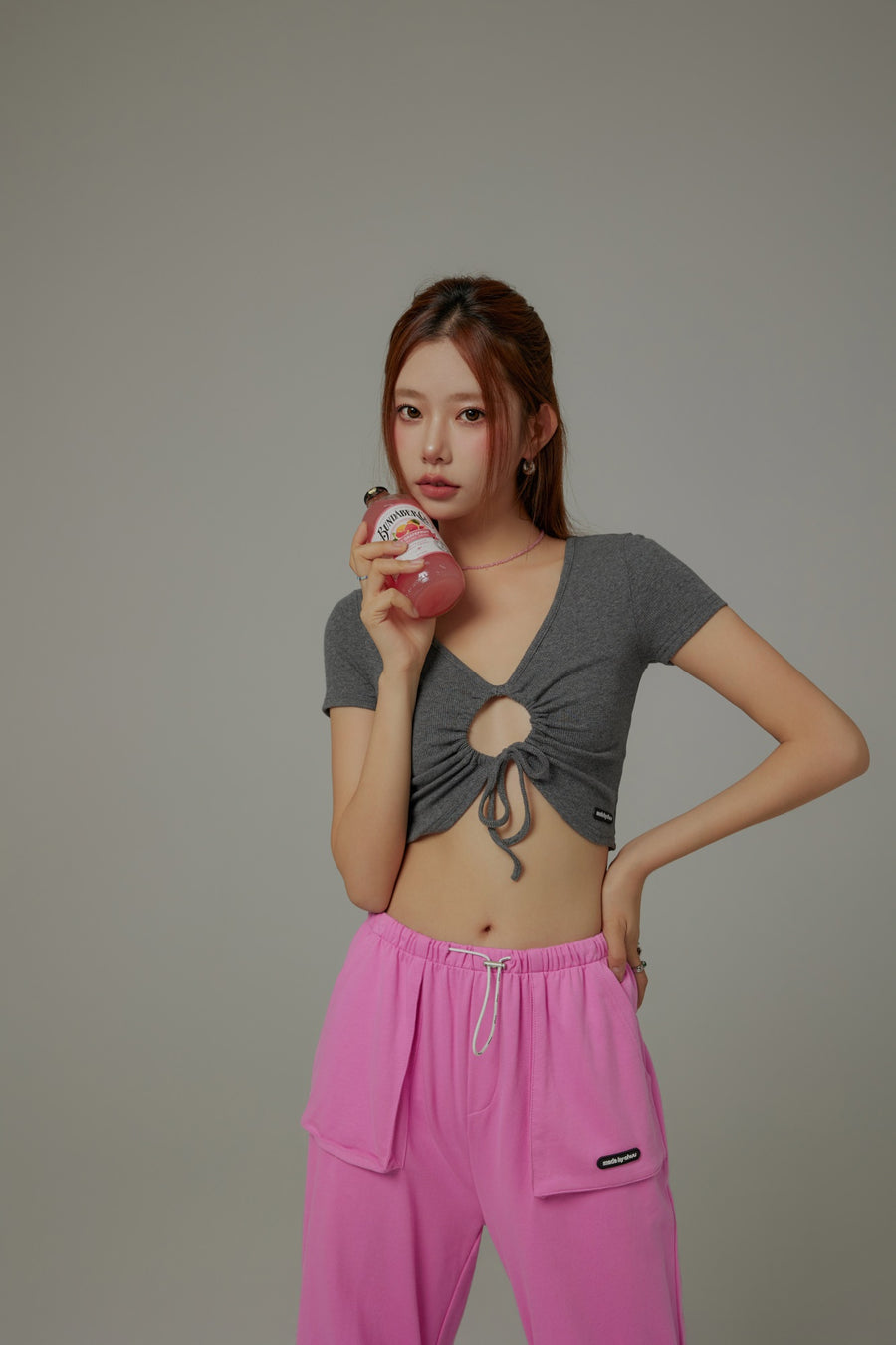 CHUU Front Keyhole String V-Neck Cropped Top