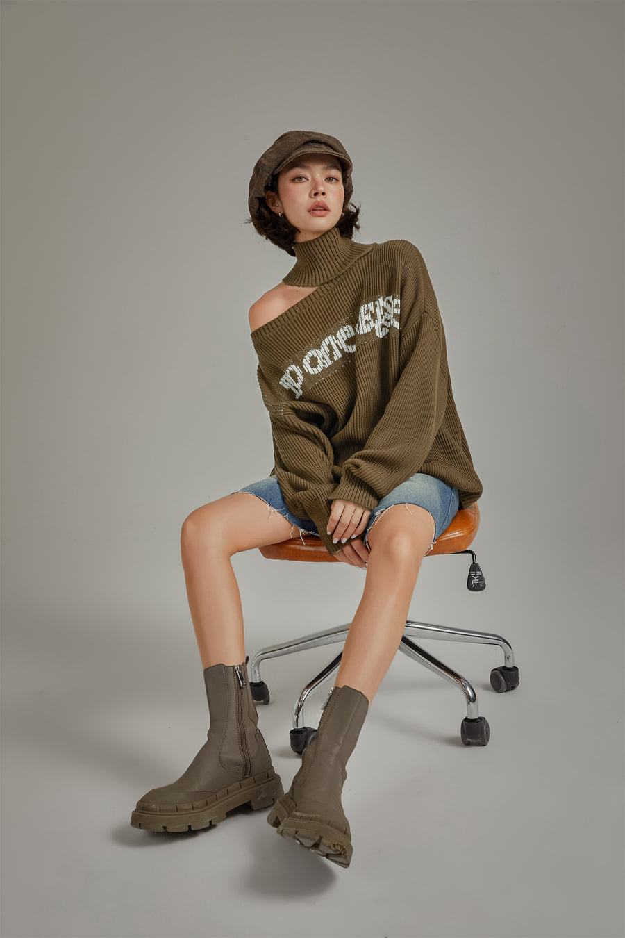 CHUU Lettering Slit Knit Sweater