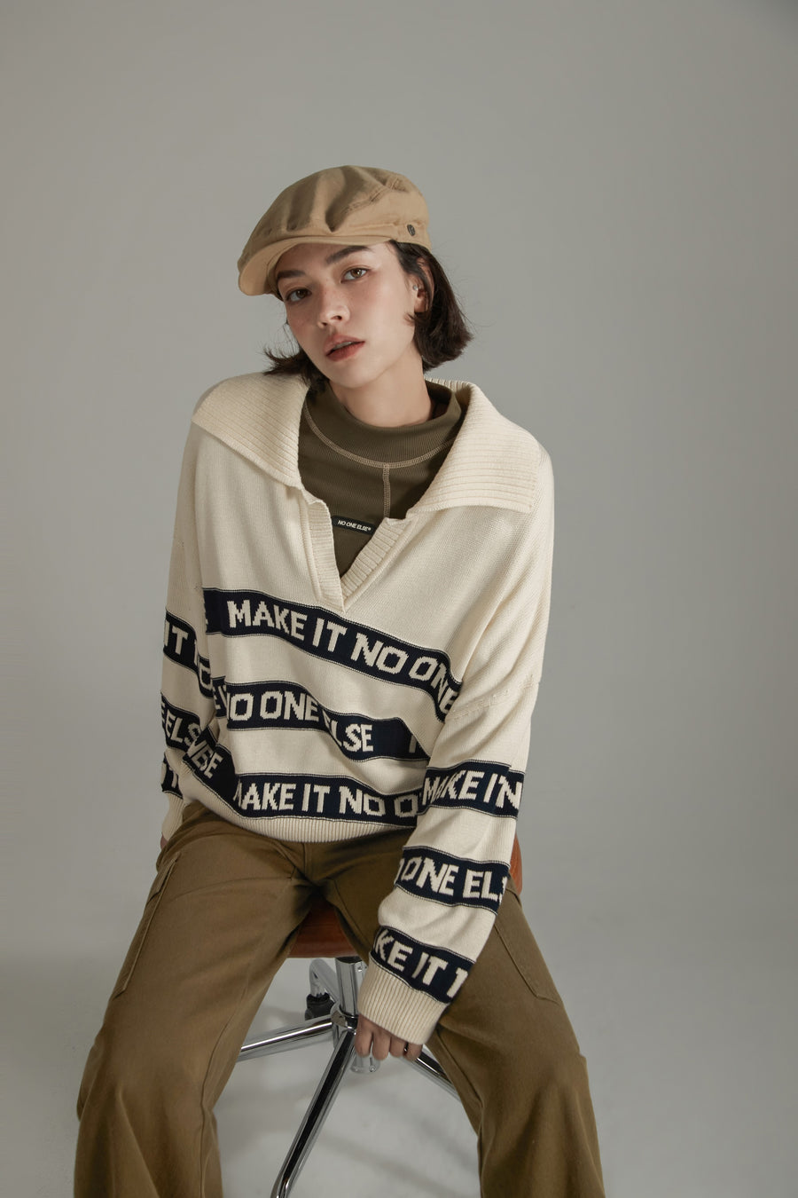 CHUU Open Collar Lettering Knit Sweatshirt