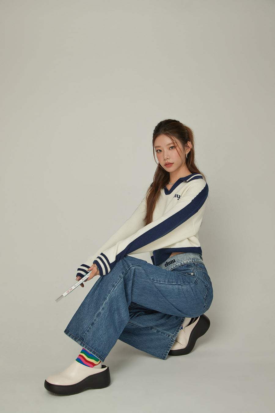 CHUU Logo Folded Waist Straight Denim Jeans