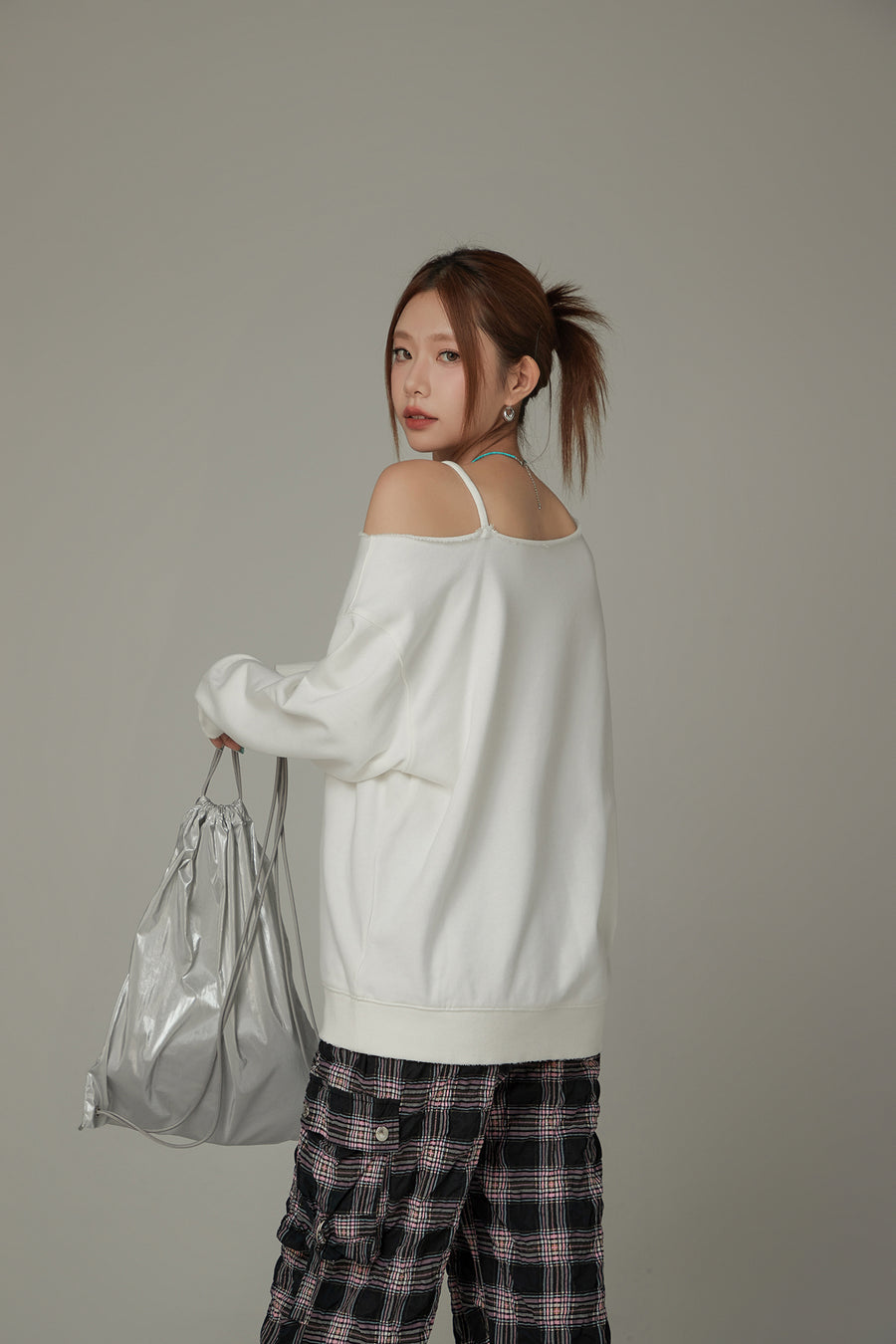 CHUU Logo One Shoulder Loose Fit Sweatshirt