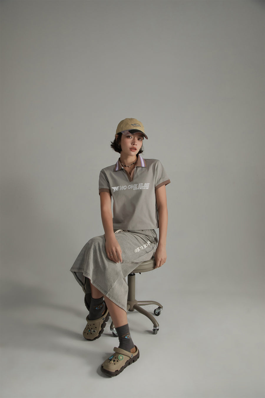 CHUU Open Collar Color Logo Sporty T-Shirt