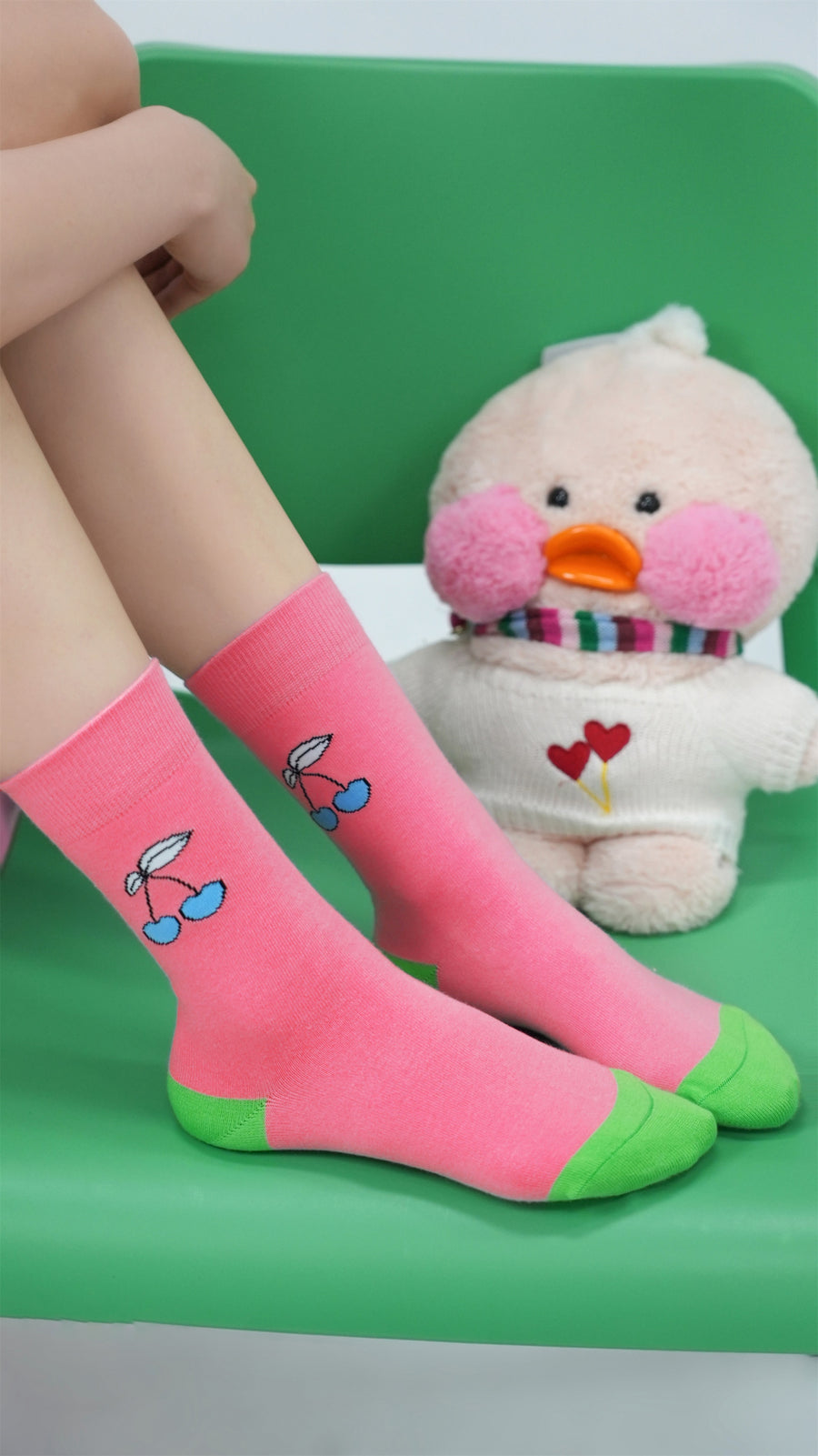 CHUU Color Two Toned Cherry High Socks